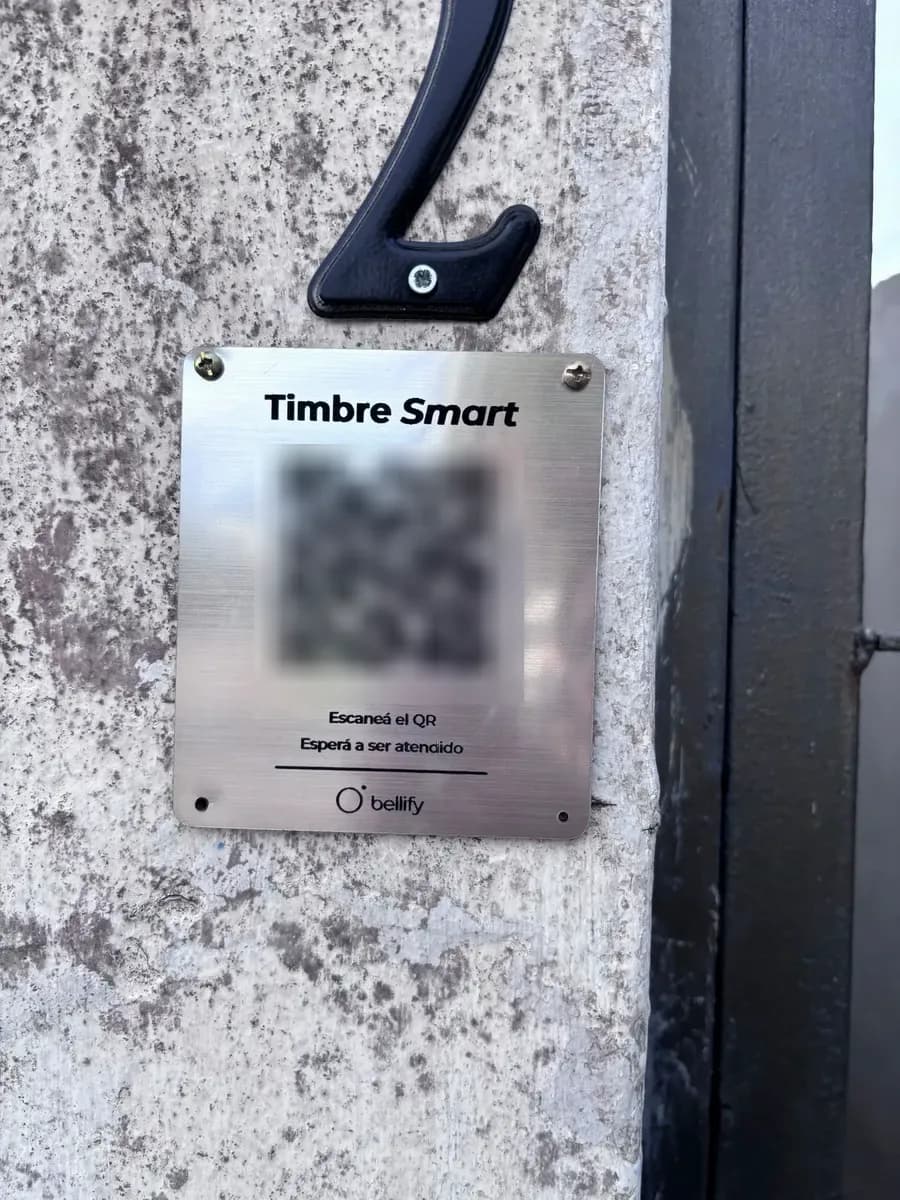 Timbre QR de Bellify instalado en la fachada