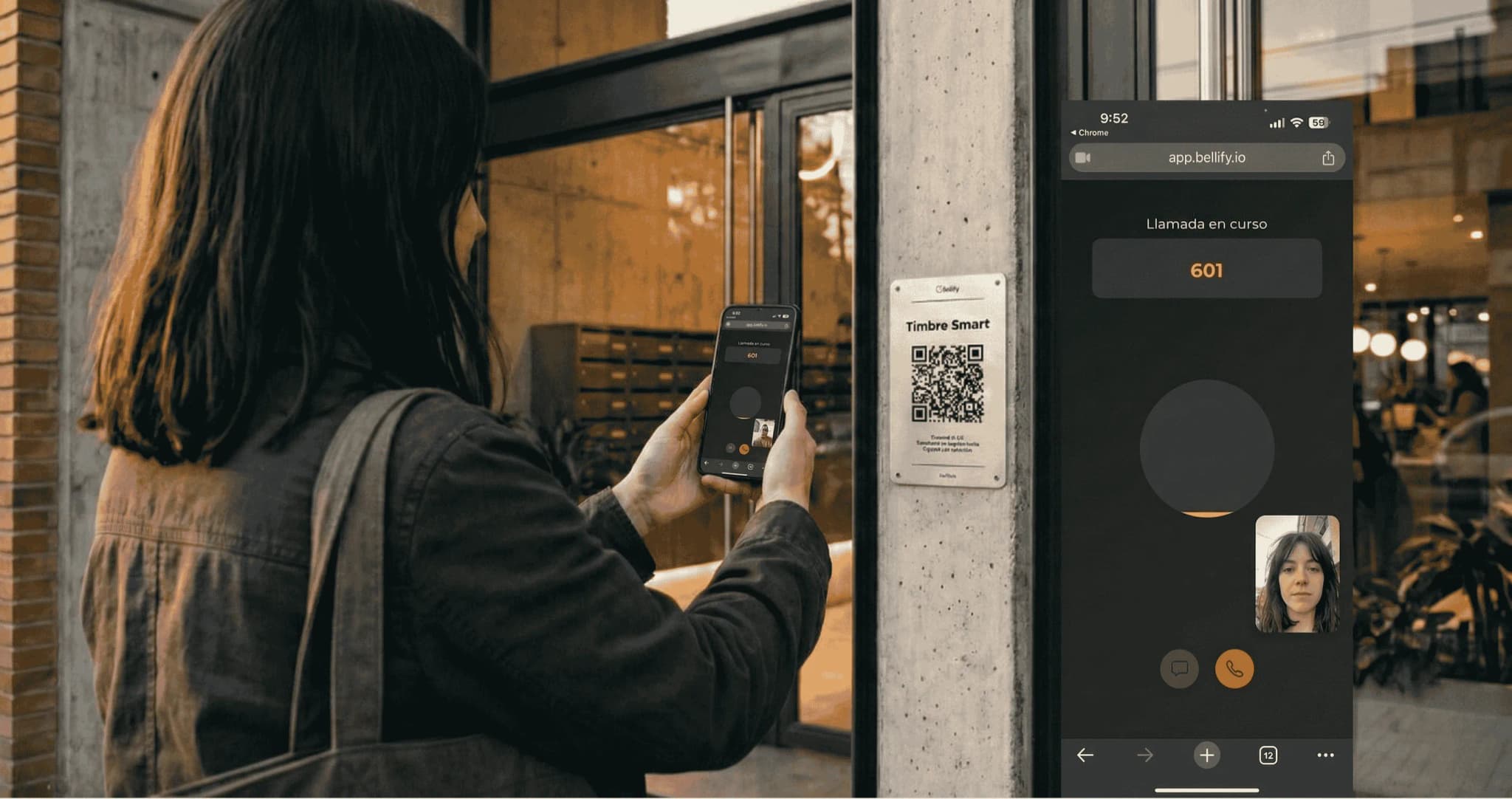 Visitante tocando el timbre smart con su celular